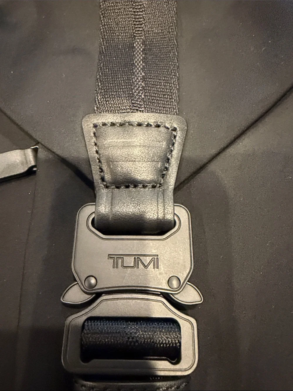 Tumi sling